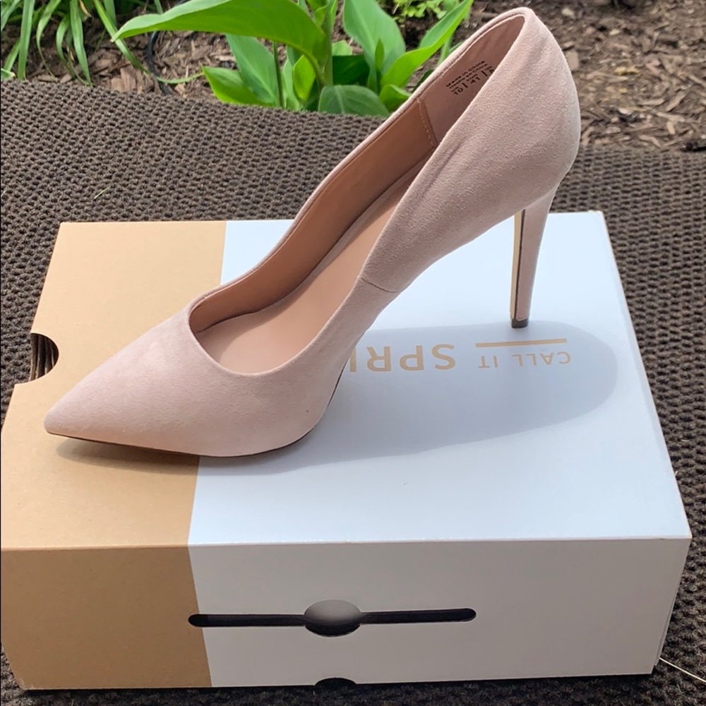 Brand new never worn - nude pump
